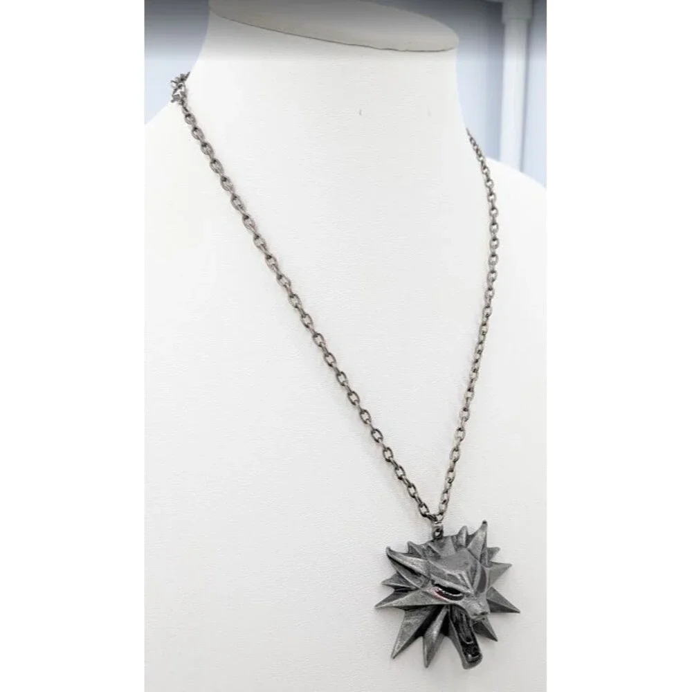 The Witcher Wolf Head Medallion Pendant Necklace Silver Tone Cosplay 20 Inches